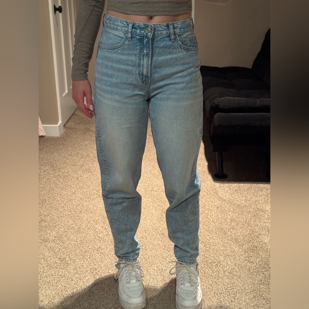 American Eagle Relaxed Mom Jean Size 2 Long Light Wash